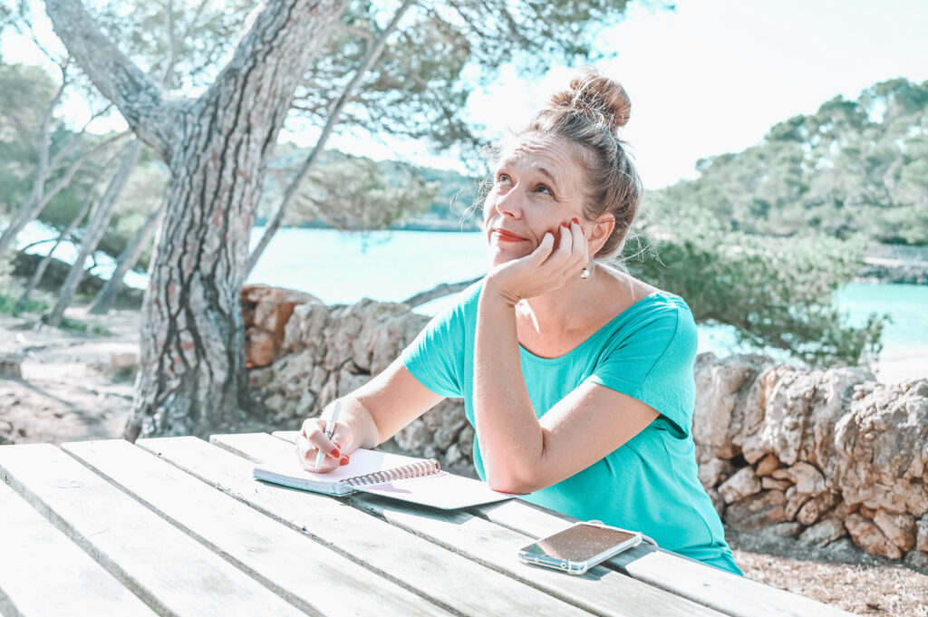Bild von Anja Ehrke von Maryella.de mit Notizbuch auf Mallorca am Meer