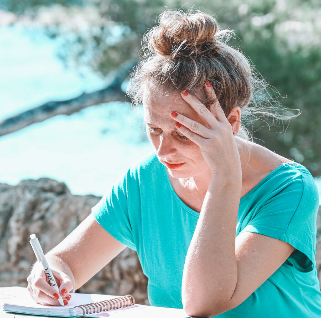 Bild von Anja Ehrke von Maryella.de auf Mallorca mit Notizbuch