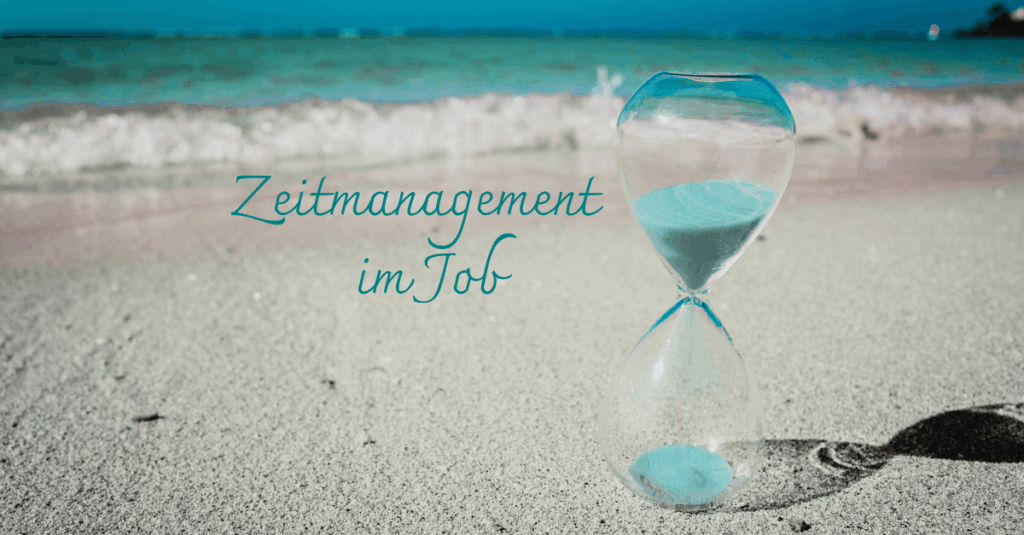 Blogartikel 004_Beitragsbild Sanduhr am Strand: Zeitmanagement-Methoden im Job