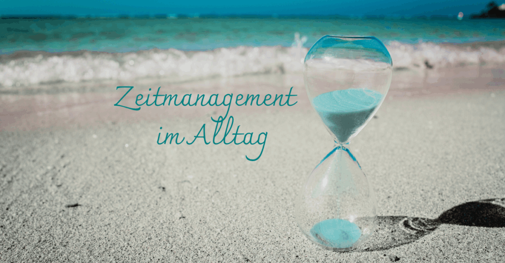 Sanduhr am Strand als Symbol für Zeitmanagement im Alltag, um Zeit für sich im vollen Alltag zu schaffen